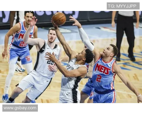 足球全明星阵容揭秘：历史最佳球员齐聚一堂的梦幻阵容分析与讨论