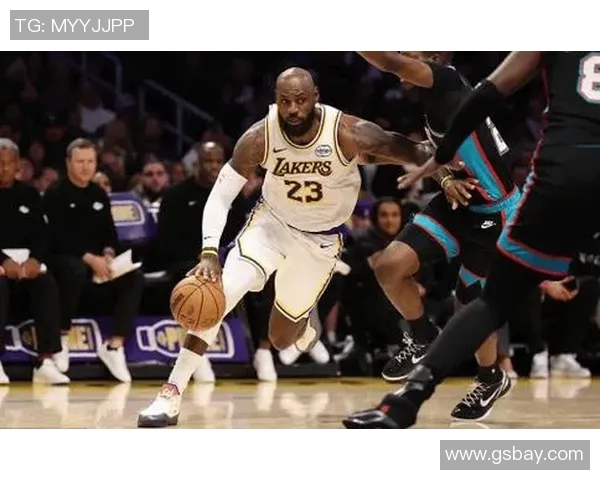 湖人队与灰熊队激战正酣谁能在季后赛中笑到最后